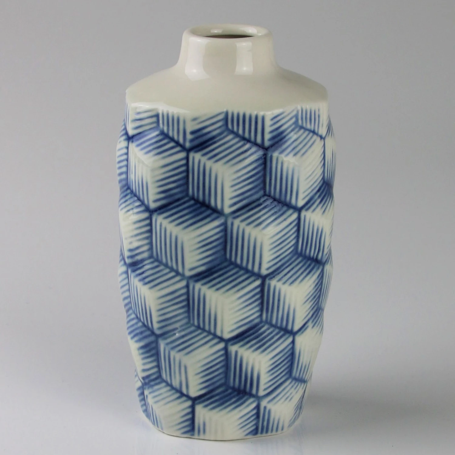 Keramikvase Mit Rautenmuster, Blau-weiß, 8 X 9 X H 17 Cm 1 Keramikvase Mit Rautenmuster, Blau-weiß, 8 X 9 X H 17 Cm