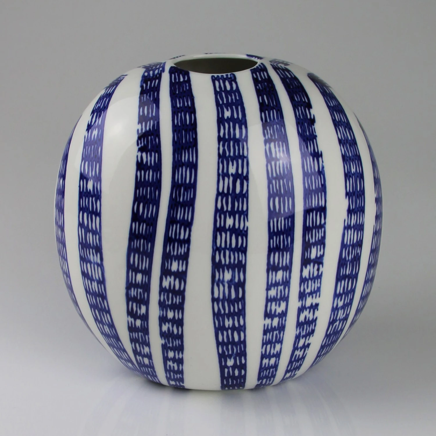 Keramikvase Mit Streifenmuster, Blau/weiß, H: 23 Cm 1 Keramikvase Mit Streifenmuster, Blau/weiß, H: 23 Cm