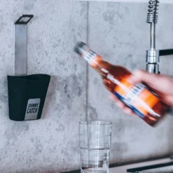 Höfats JOHNNY CATCH Wand-Flaschenöffner Mit Fangbecher Aus Gebürstetem Edelstahl -Deutschland Garten Schatten Verkaufs-Shop 3920501771 JOHNNY CATCH Wand Flaschenoeffner mit Fangbecher 5 57553