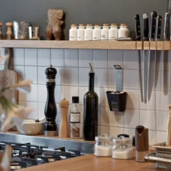 Höfats JOHNNY CATCH Wand-Flaschenöffner Mit Fangbecher Aus Gebürstetem Edelstahl -Deutschland Garten Schatten Verkaufs-Shop 3920501771 JOHNNY CATCH Wand Flaschenoeffner mit Fangbecher 8 57550